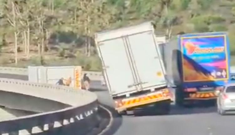 فيديو يوثق لحظات مرعبة.. رياح قوية تلقي بشاحنة من فوق جسر
