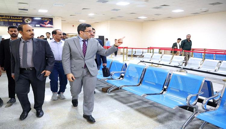 رئيس الحكومة يغادر صوب عدن ويؤكد على تسريع تأهيل مطار الريان