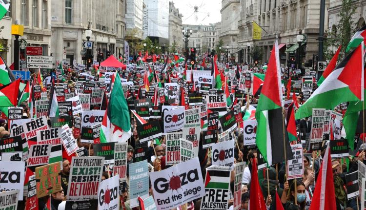 ارتدوا الأكفان وتظاهروا بالموت.. فيديو من بريطانيا للتضامن مع غزة