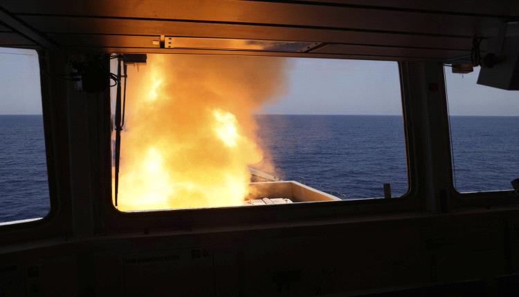 الحوثي يتبنى استهداف سفينتين ومدمرتين أمريكيتين