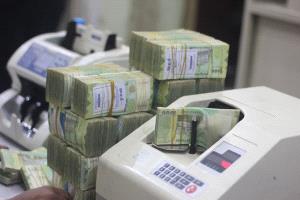 الدولار يقترب من 1700.. إنهيار كبير للريال اليمني أمام العملات الأجنبية
