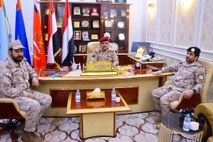 لقاء عسكري هام يجمع وزير الدفاع وقائد التحالف في عدن.. لدعم القوات المسلحة