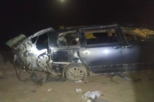 بالصور.. إصابة 6 مدنيين بانفجار لغم حوثي دمر سيارتهم بشكل مخيف بالمخا