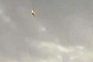 اشتعال طائرة عسكرية روسية في السماء.. وقائدها يقفز  وينجو