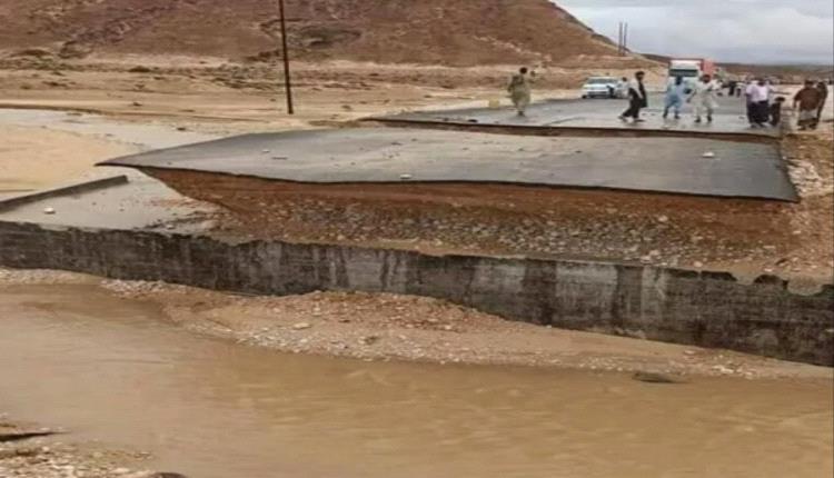 المهرة.. سيول الأمطار تتسبب في انقطاع الخط الدولي الرابط في الغيضة
