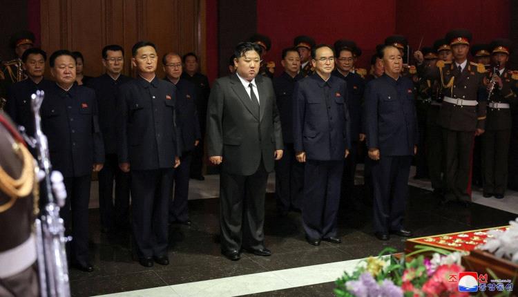 وفاة مهندس عبادة أسرة كيم في كوريا الشمالية.. والزعيم حزين