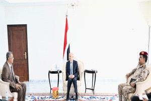 رئيس المجلس الرئاسي يستقبل اسرة الشهيد علي ناصر هادي في قصر معاشيق