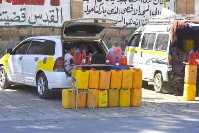 ورقة أزمة الوقود.. الحوثي يستغل هجمات الأميركان لإنعاش السوق السوداء