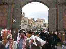 طريقة الحوثيين...لجذب الناس للمشاركة في احتفالاتهم ؟