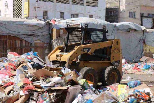 عمال النظافة يكسرون الإضراب في الشيخ عثمان بعدن
