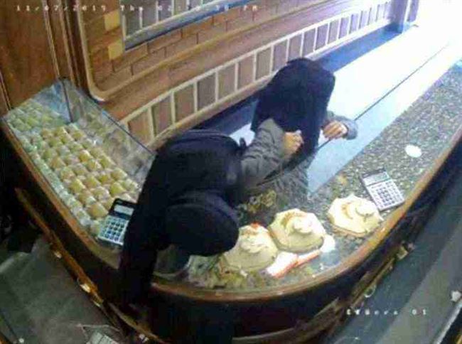 شاهد بالفيديو.. فتاة تنفذ أخطر عمليات سرقة محلات الذهب في صنعاء