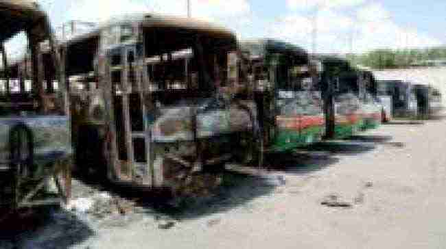 عمال يحرقون  حافلات تابعة لمجموعة بن لادن السعودية احتجاجا على انهاء عقودهم