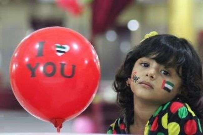 الإمارات في مساهمة انسانية قدمت هدية كسوة عيد لأسر شهداء حضرموت
