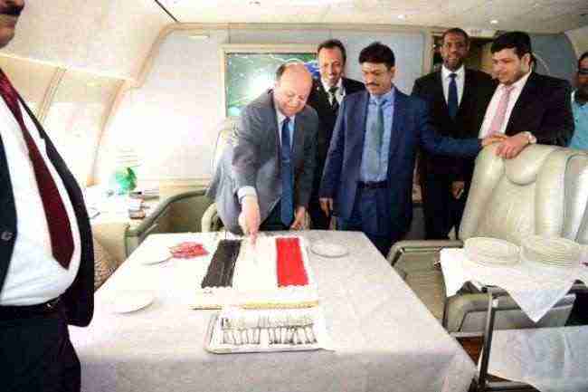 الرئيس هادي يعود إلى الرياض ويشارك اليمنيين الاحتفال بذكرى 26 سبتمبر على متن الطائرة (صورة)