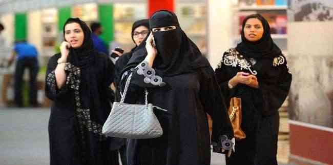 ناشطات: العباءة السوداء تُهدّد صحة النساء السعوديات