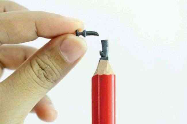 يمني ينحت على رؤوس أقلام الرصاص
