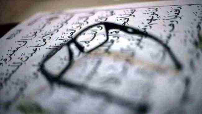 نزلاء في سجون غزة ينسخون "القرآن" يدويا بالرسم العثماني