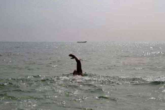 أسماك القرش وقناديل البحر تبطئ محاولة بريطاني السباحة عبر الأطلسي