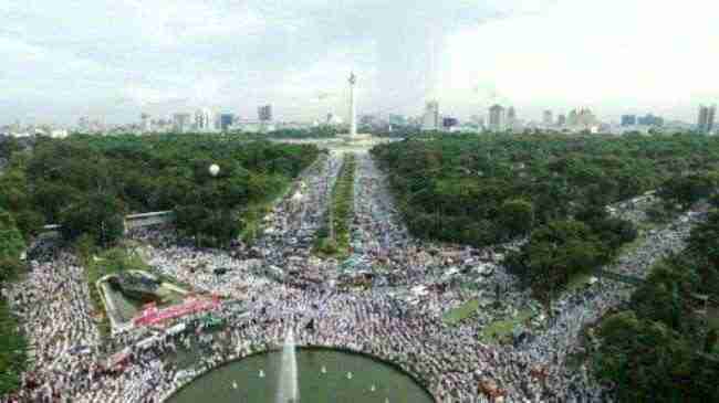 مئتا ألف إندونيسي يتظاهرون ضد حاكم جاكرتا المتهم بالإساءة للقرآن
