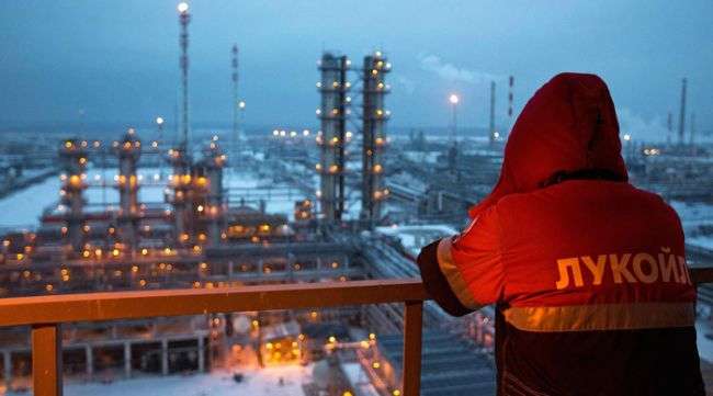 روسيا تتوقع انخفاض إمداداتها من منتجات النفط 2.5% في 2017