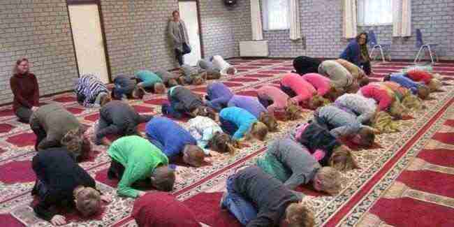 فيديو يظهر إماما يلقن أطفالا هولنديين تعاليم الصلاة في مسجد يثير جدلا واسعا