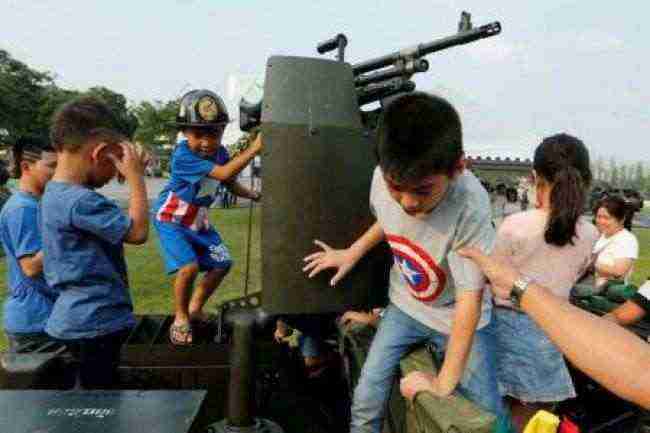 الجيش التايلاندي يوجه دعوة للأطفال "للهو" بالأسلحة