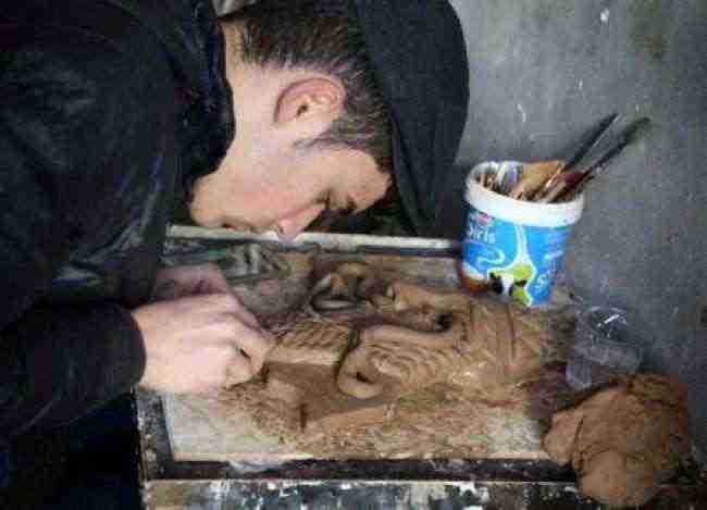 فنان عراقي يصنع نسخا مصغرة لآثار دمرتها الدولة الإسلامية