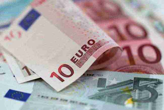 اليورو يتحول نحو الانخفاض عقب تصريحات "دراجي"