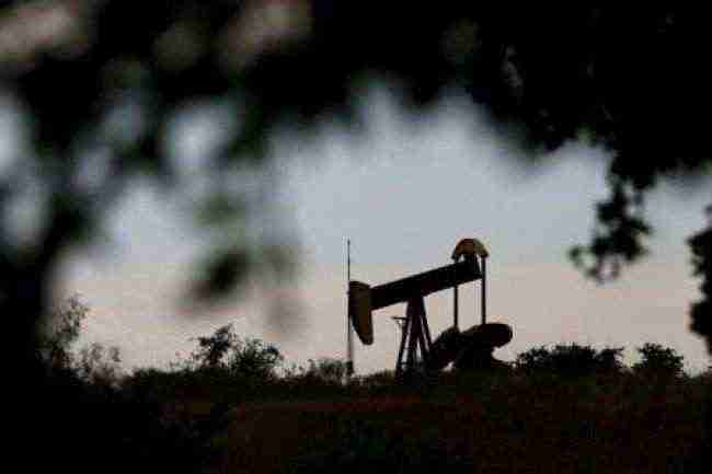النفط يرتفع بعد تقرير يظهر تراجع المخزون الأمريكي