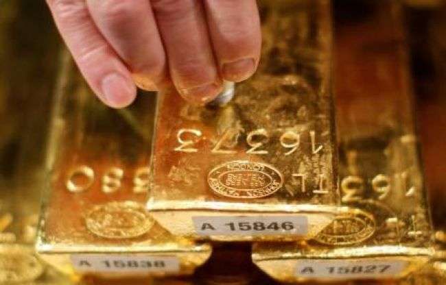 الذهب يهبط مع صعود الدولار بعد تصريحات من مجلس الاحتياطي