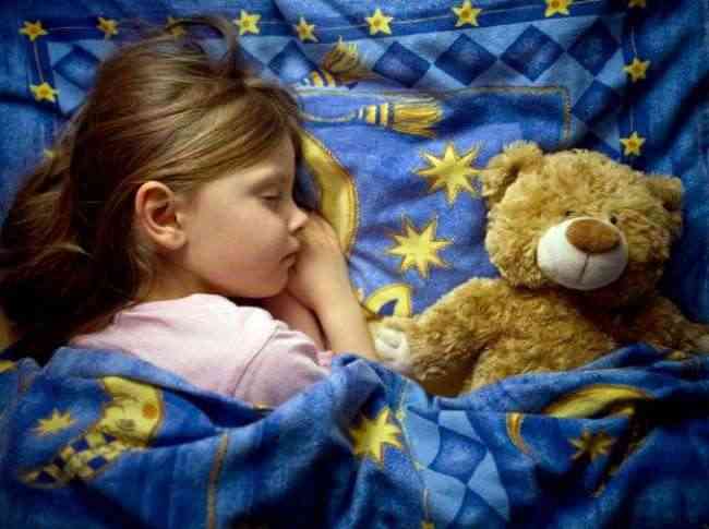 الشاشات الإلكترونية تقلل من ساعات النوم لدى الأطفال