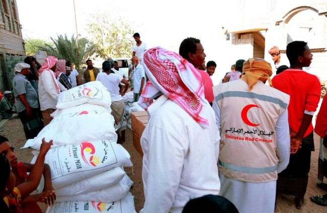 الهلال الأحمر الإماراتي يوزع مساعدات غذائية على اهالي مديرية ميفعة بشبوة