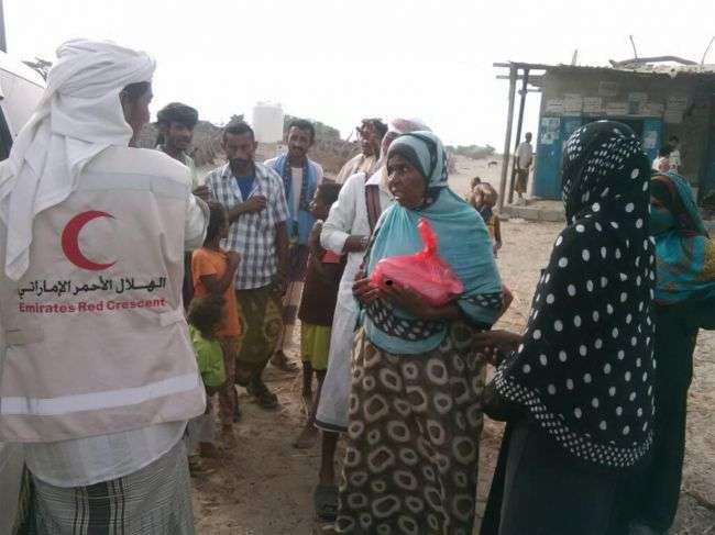 الهلال الأحمر الإماراتي يواصل تنفيذ مشروع إفطار صائم في أبين اليمنية
