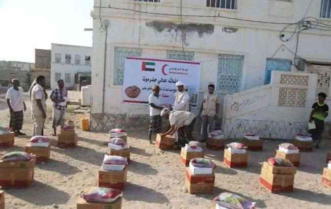 الهلال الأحمر الإماراتي يواصل توزيع المساعدات الغذائية في المكلا ويتفقد مشروع تعزيز كهرباء منطقة الريان