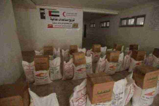 الهلال الاحمر الإماراتي يوزع مساعدات غذائية بوادي حضرموت