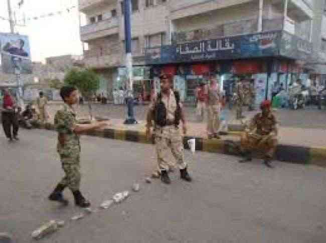 جنود قوات الأمن الخاصة في ذمار يحتجون ويقطعون الطريق العام للمطالبة برواتبهم