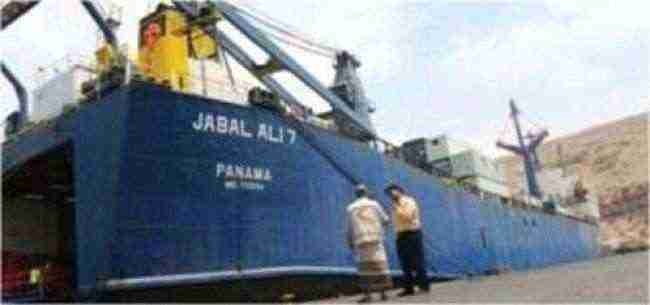 سفينة إماراتية تحمل مساعدات غذائية ترسوا في ميناء المكلا
