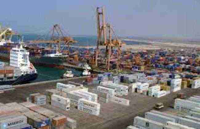 مصادر في التحالف .. مليشيا الحوثي تحتجز سفينة في ميناء الحديدة