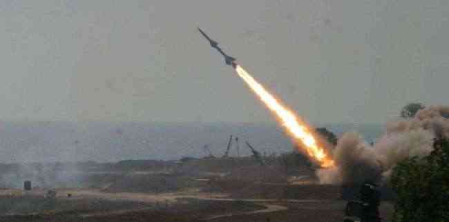 الحوثيون يزعمون إطلاق صواريخ على معسكرات سعودية