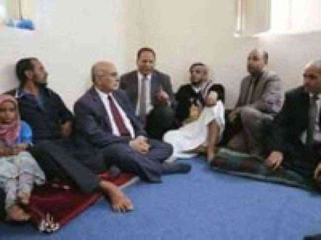 تعز : الوفد الحكومي يزور التربوي طه فارع الذي تعرضت أسرته للقتل من قبل مليشيات الحوثي
