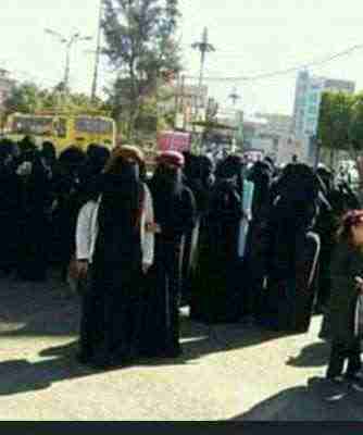 شاهد بالصور نساء صنعاء يلبسن عمائم القبائل لهذا السبب!؟