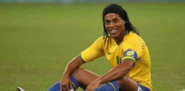 رسميا.. اعتزال اللاعب البرازيلي رونالدينيو