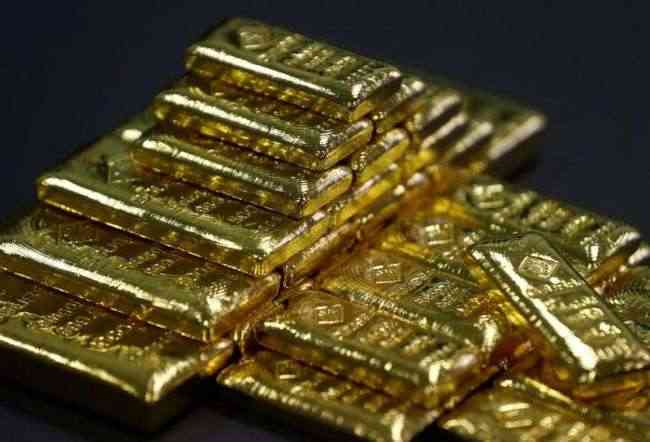 الذهب ينخفض مع تعافي الدولار من أدنى مستوى في 3 سنوات