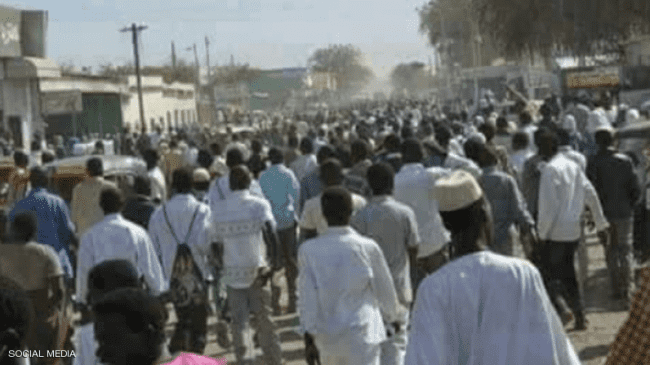 الشرطة وقوات مكافحة الشغب السودانية تفرق مظاهرة في أم درمان،