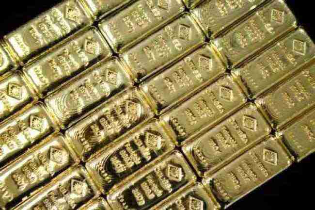 الذهب ينزل وسط جني للأرباح مع تعافي الدولار