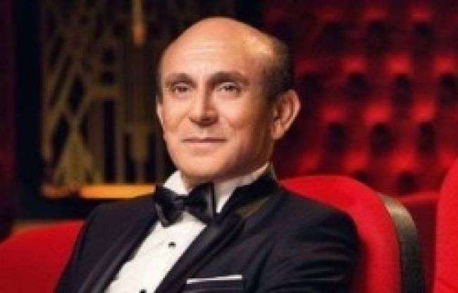 محمد صبحي يفوز بجائزة الشارقة للإبداع المسرحي العربي