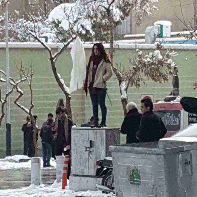 ثاني فتاة إيرانية تخلع حجابها وسط طهران