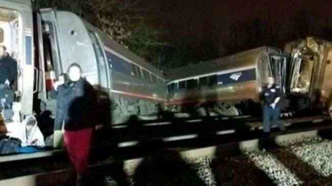 شاهد بالفيديو.. تصادم قطارين في أميركا ومقتل وجرح أكثر من 70 راكباً