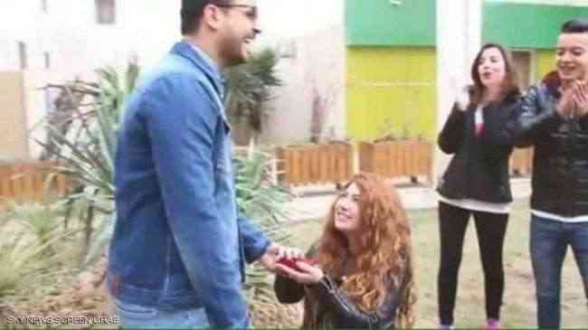 شاهد .. فتاة عربية تطلب يد صديقها على الملأ .. صور