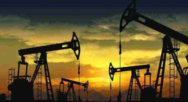 النفط يتراجع بفعل تأثير زيادة الإمدادات الأمريكية